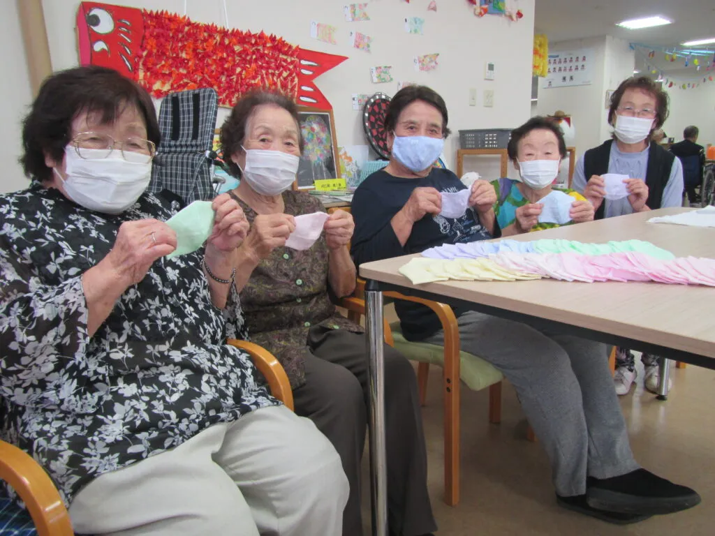 近隣施設へのボランティア活動（作品づくり）